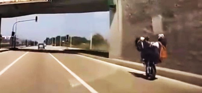 Bursa'da motosikletle tehlikeli şov kamerada!