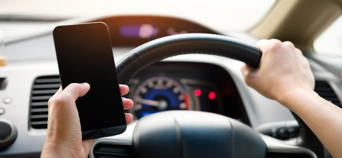 Direksiyonda telefon kullananlara kötü haber! Ehliyete el konulacak