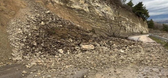 Bursa’da heyelan yolu kapattı! O anlar kamerada