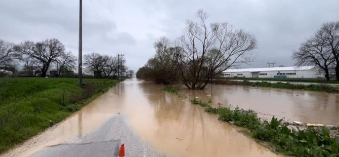 Bursa'da dere taştı, yollar göle döndü