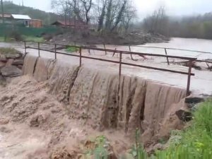 Bursa'da aşırı yağışlar köprüyü trafiğe kapattı