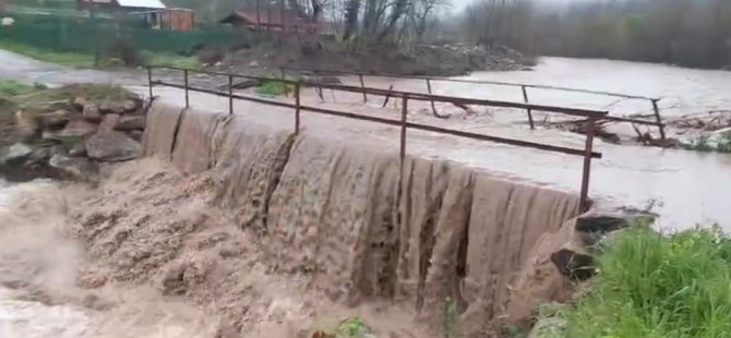 Bursa'da aşırı yağışlar köprüyü trafiğe kapattı