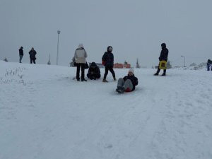 Uludağ'da kar iyice bastırdı! Günübirlikçiler zirveye akın etti