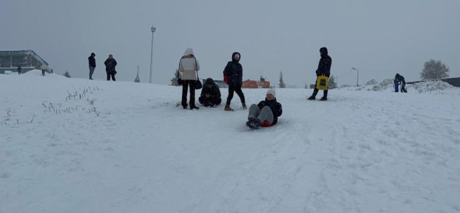 Uludağ'da kar iyice bastırdı! Günübirlikçiler zirveye akın etti