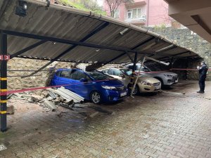 Bursa'da istinat duvarı araçların üzerine çöktü!