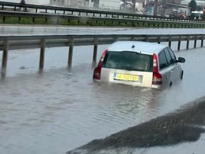 Bursa'da su birikintisine giren otomobil mahsur kaldı