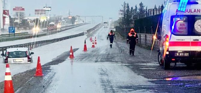 Bursa'da su birikintisine giren otomobil mahsur kaldı