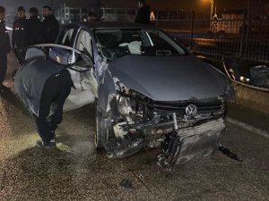 Bursa'da bariyerlere çarpan araçta 2 kişi yaralandı