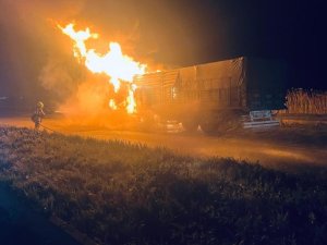 Bursa'da buğday yüklü TIR alev alev yandı