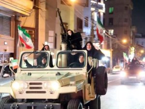 İranlı kadınlar da silah kuşanıp sokağa çıktı!