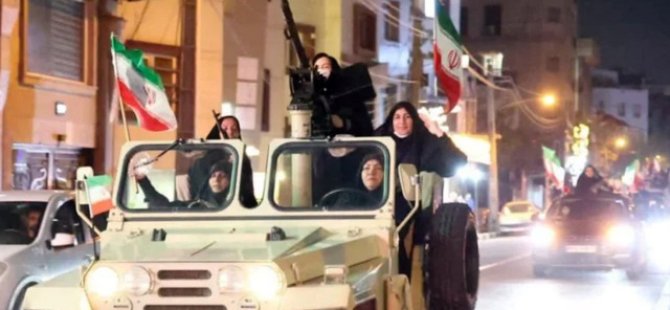 İranlı kadınlar da silah kuşanıp sokağa çıktı!