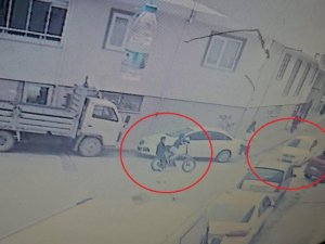Bursa'da bisikletli çocuklar otomobille böyle çarpıştı!