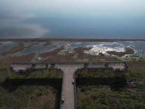 İznik Gölü alar veriyor! Su çekildi iskele karada kaldı