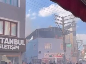 Bursa'da çatı katında yangın! Mahalleli sokağa döküldü