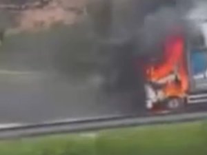 Bursa'da seyir halindeki kamyon küle döndü!