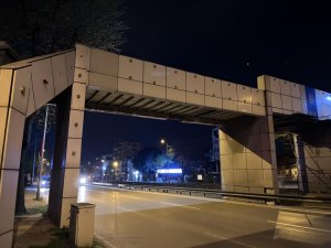 Bursa'da üst geçitten kopan demir, aracın önüne düştü