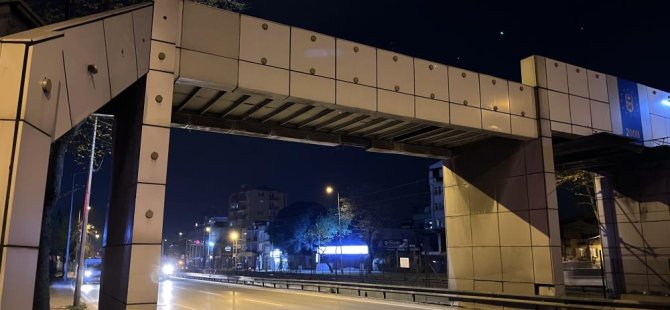 Bursa'da üst geçitten kopan demir, aracın önüne düştü