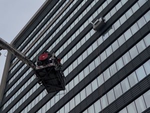 Bursa'da metrelerce yüksekte mahsur kaldılar!