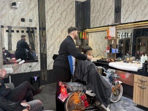 Bursa'da motosikleti berber koltuğuna dönüştürdü, gençler sıraya girdi