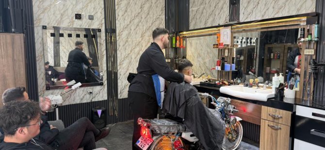 Bursa'da motosikleti berber koltuğuna dönüştürdü, gençler sıraya girdi