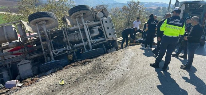 Bursa'da beton mikseri şarampole yuvarlandı