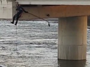 Bursa'da asılı kalan güvercini böyle kurtardılar