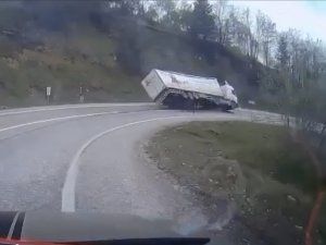 Bursa'da viraja hızlı giren tır böyle devrildi