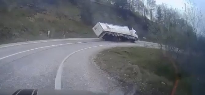 Bursa'da viraja hızlı giren tır böyle devrildi