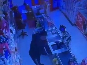 Bursa'da market hırsızı kamerada