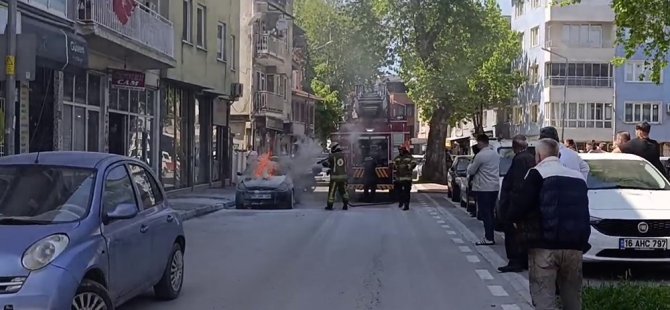 Park halindeki otomobil alev alev yandı