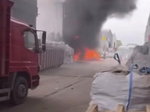 Bursa'da geri dönüşüm deposunda korkutan yangın