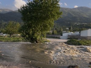 Bursa’da dere taşkını köprüyü çökertti