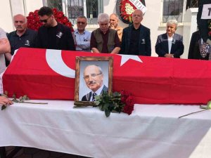 Öğrencileri müdürlerini gözyaşlarıyla uğurladı
