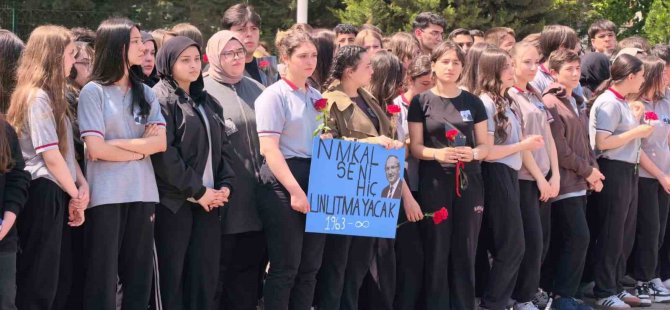Öğrencileri müdürlerini gözyaşlarıyla uğurladı