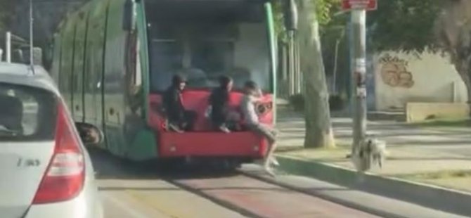 Bursa'da tramvay arkasında tehlikeli yolculuk