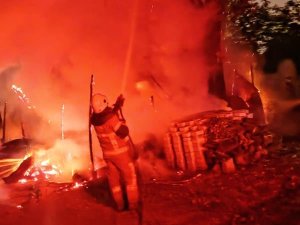 Bursa'da baraka alevlere teslim oldu