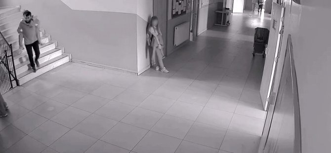 Görüntüler Bursa'dan... Asansör bozulunca engelli öğrencisini sırtında taşıdı