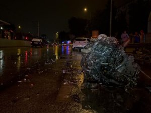 Bursa'da kazada can pazarı! Motoru kopan araçta sıkıştılar