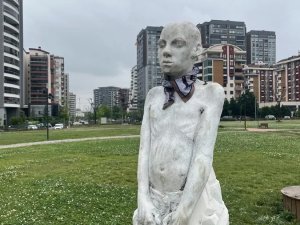 Bursa'da parktaki heykel için yapılan anket tartışmayı büyüttü