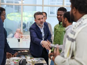 Başkan Vekili Şahin Biba, bayram sabahı öğrencilerle buluştu