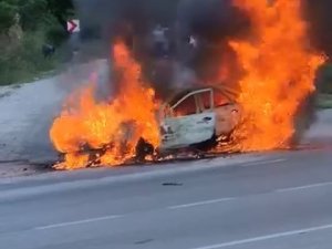 Bursa'da seyir halindeki araç alevlere teslim oldu