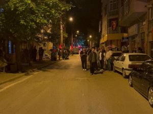 Bursa'da otomobil doğal gaz kutusuna çarptı, koca mahalle sokağa döküldü