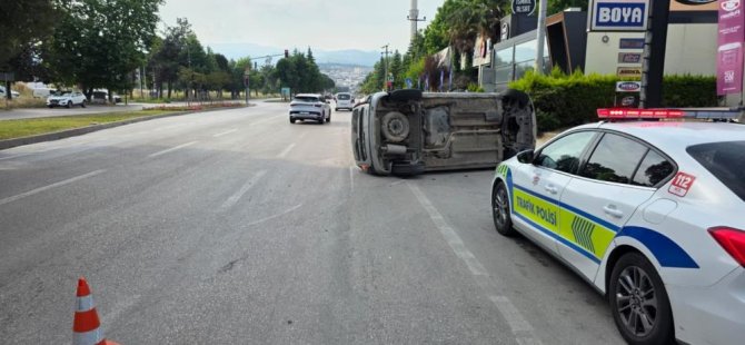 Bursa'da kaldırıma çarpıp takla attı... 2 yaralı