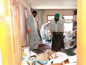 Bursa'da bir evden 20 ton çöp çıktı