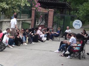 Bursa'da LGS heyecanı! Öğrenciler içeride veliler dışarıda ter döktü