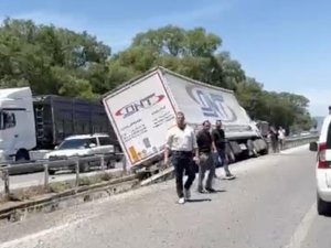 Bursa'da lastiği patlayan tır refüje girdi