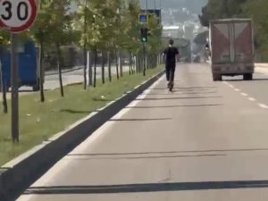 Bursa'da scooter ile tehlikeli yolculuk!
