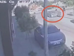 Bursa'da ehliyetsiz genç, motosiklet mağazasına böyle daldı