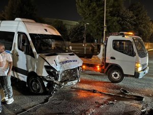 Bursa'da servis minibüsü refüje çıktı... 1 yaralı