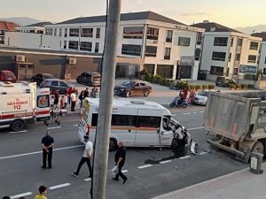 Bursa'da kamyon ile servis aracı çarpıştı! 1 yaralı